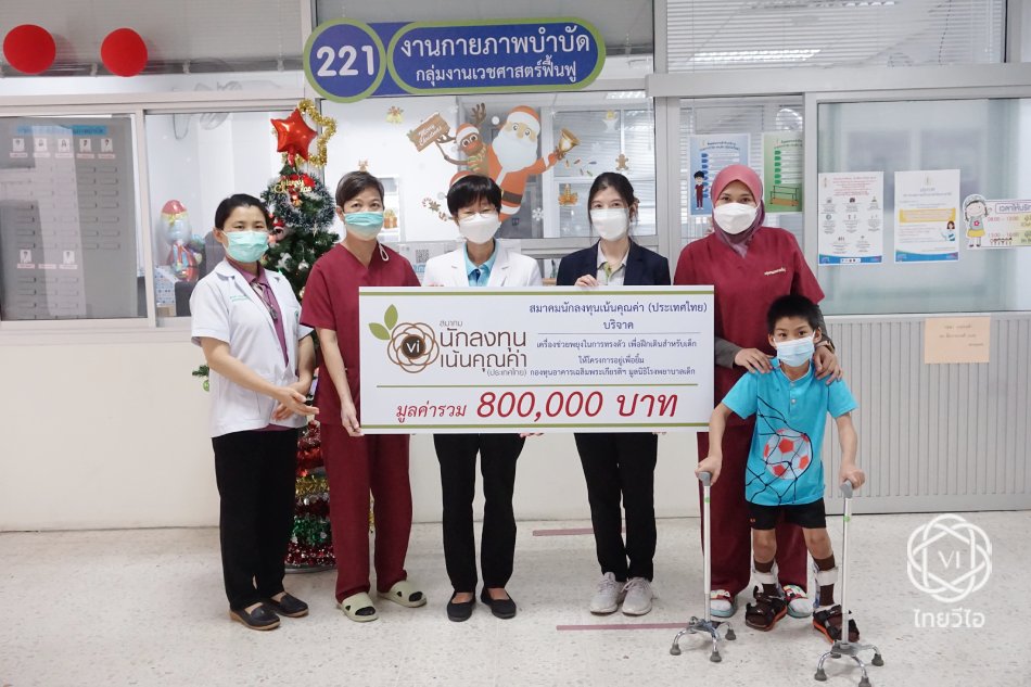 รูปส่งมอบเงินบริจาค 800,000 บาท (1).png