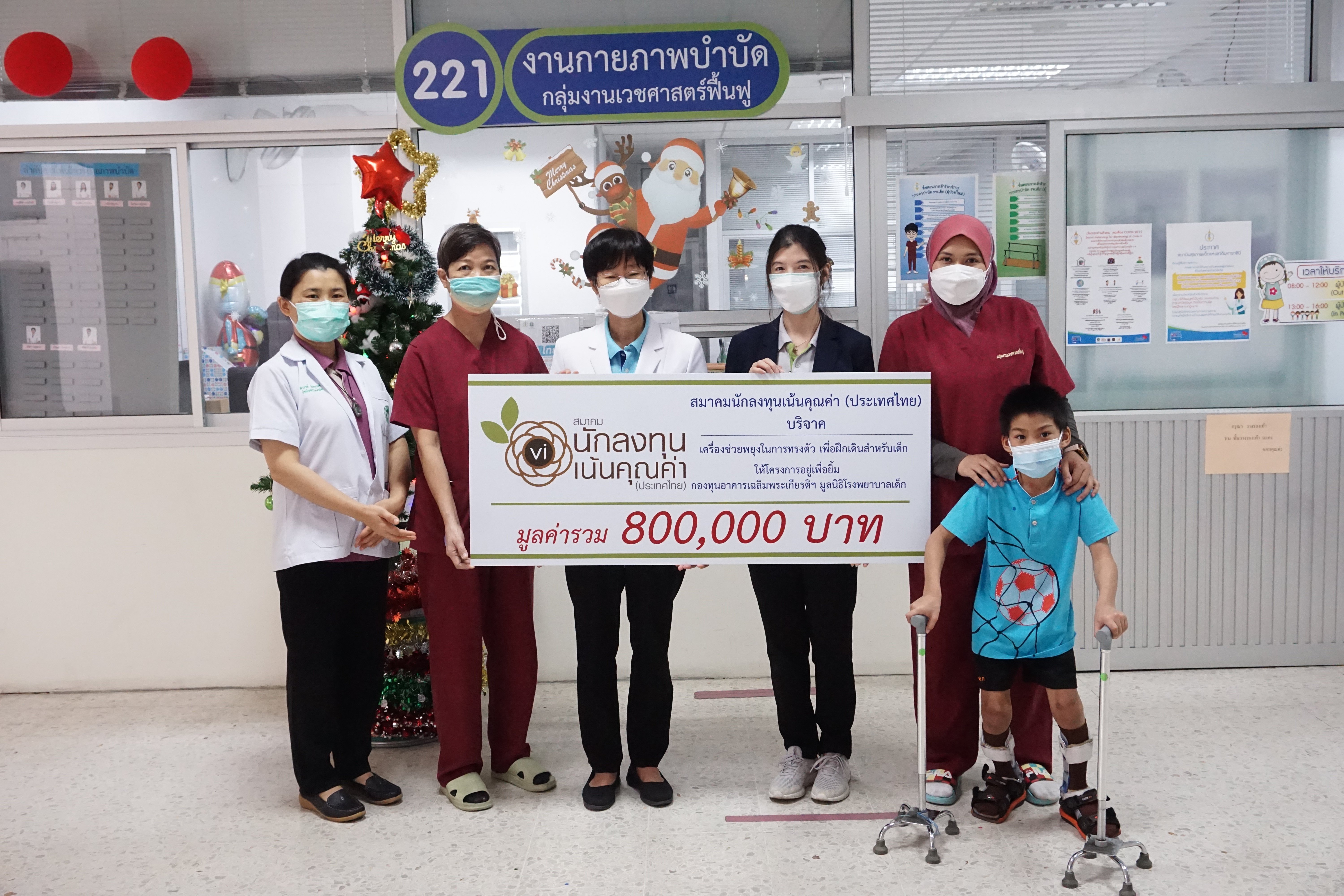 1.รูปส่งมอบเงินบริจาค 800,000 บาท.JPG